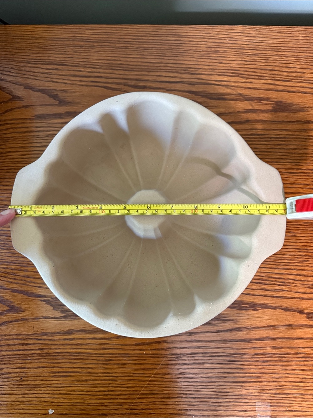 THE PAMPERED CHEF STONEWARE BUNDT CAKE PAN- NEVER USED-